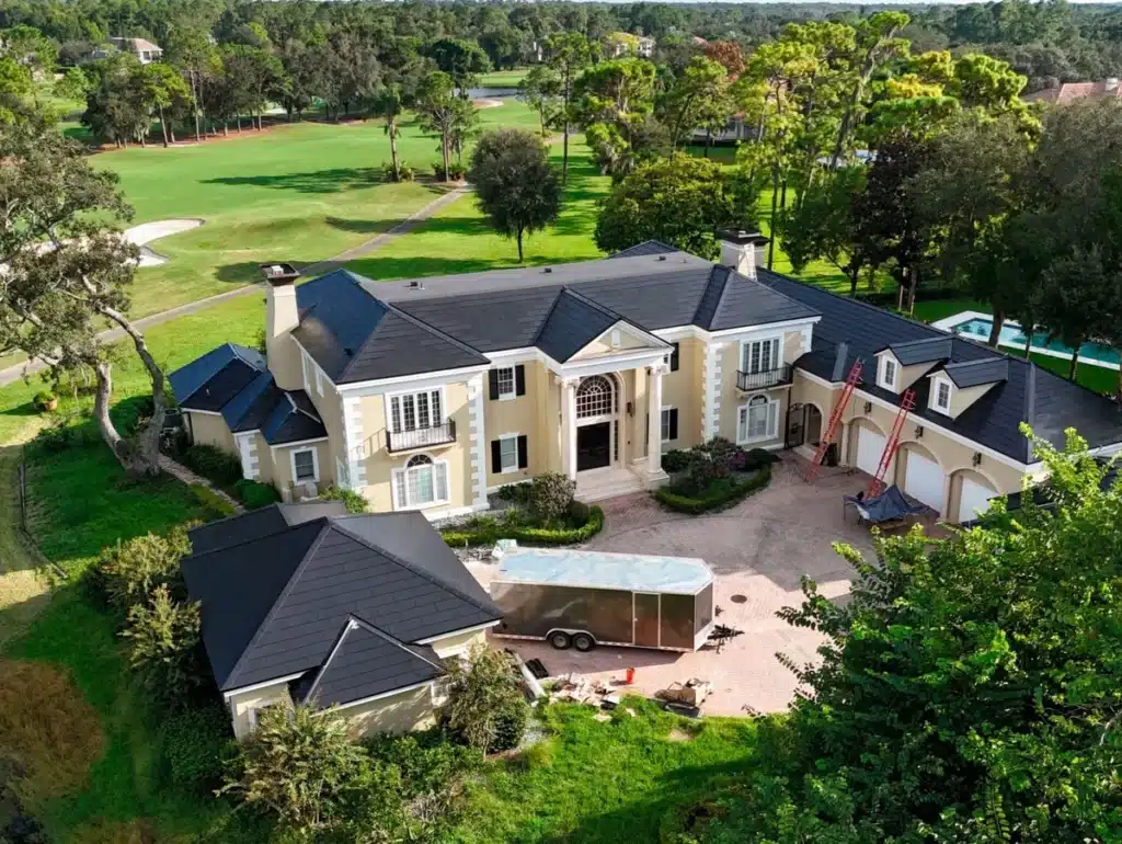 Tesla Solar Roof en República Dominicana 8 Vista aérea de una residencia de arquitectura clásica con Tesla Solar Roof instalado en una cubierta de múltiples planos