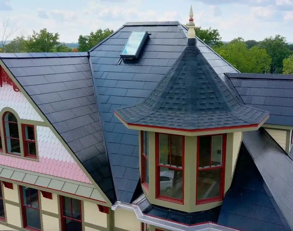 Tesla Solar Roof en República Dominicana 9 Tesla Solar Roof integrado en una vivienda de arquitectura tradicional con cubierta compleja y detalles ornamentales