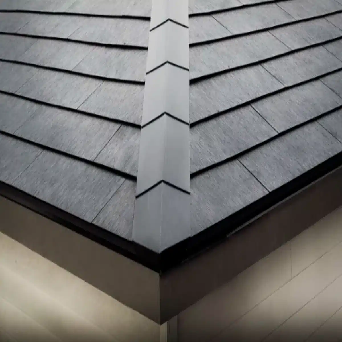 Tesla Solar Roof en República Dominicana 5 Detalle de la cumbrera y las tejas integradas del sistema Tesla Solar Roof