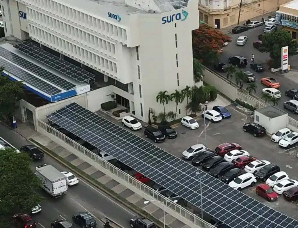 Sistema de paneles solares en edificio comercial y área de estacionamiento