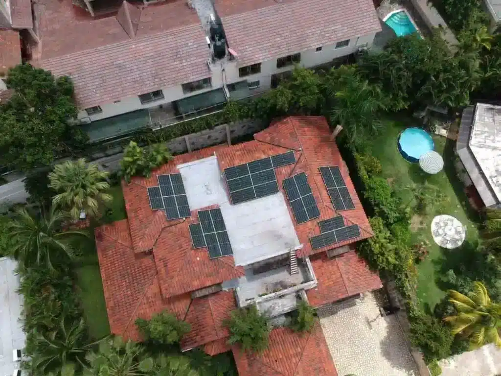 Paneles solares instalados en el techo de una vivienda residencial